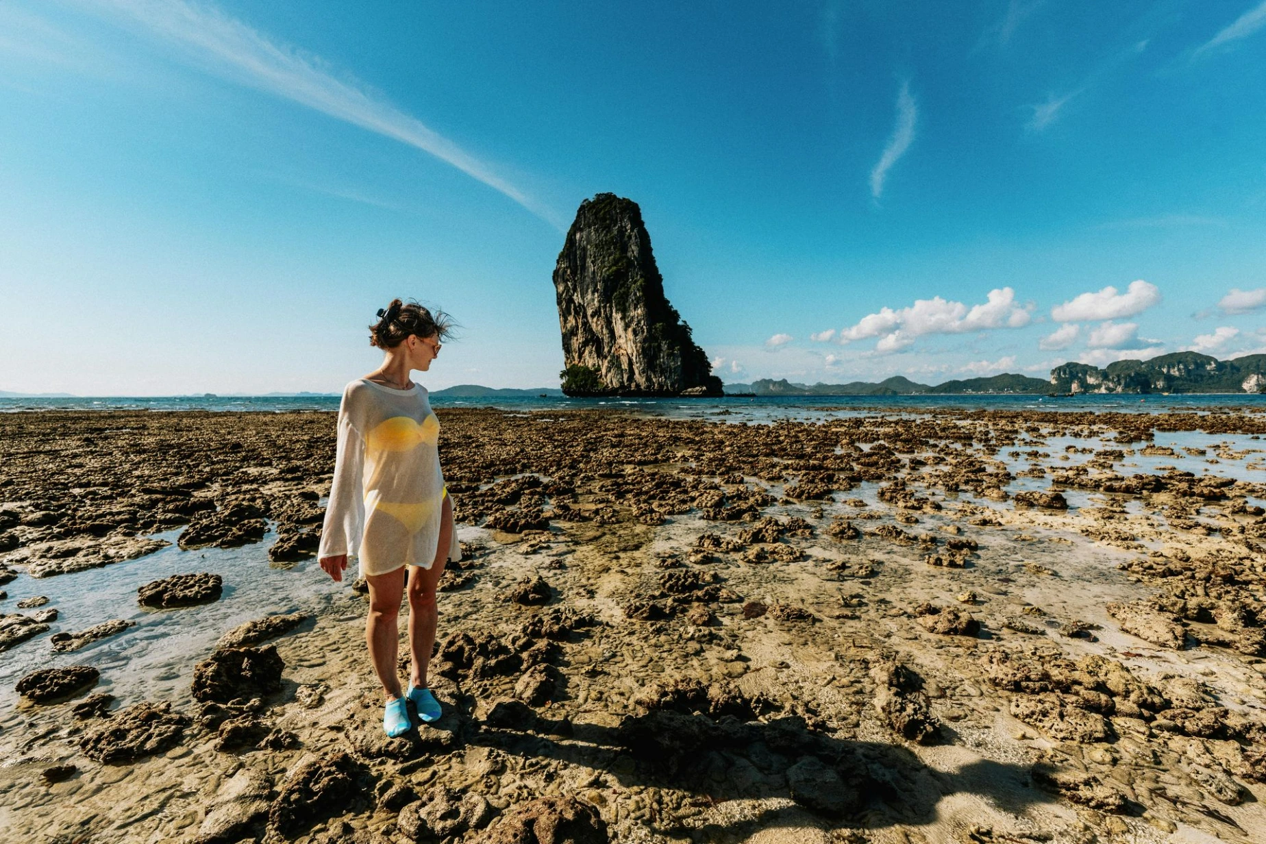 Krasom Subdistrict, Phang Nga, Таиланд Tourist Exploring Rocky Beach in Phang Nga
