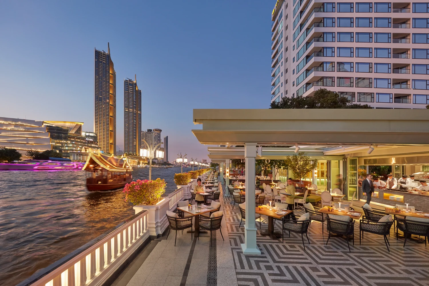 Mandarin Oriental Bangkok: Chao Phraya Riverside Terrace – By Night